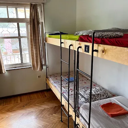Milingona Center Vandrarhem Tirana